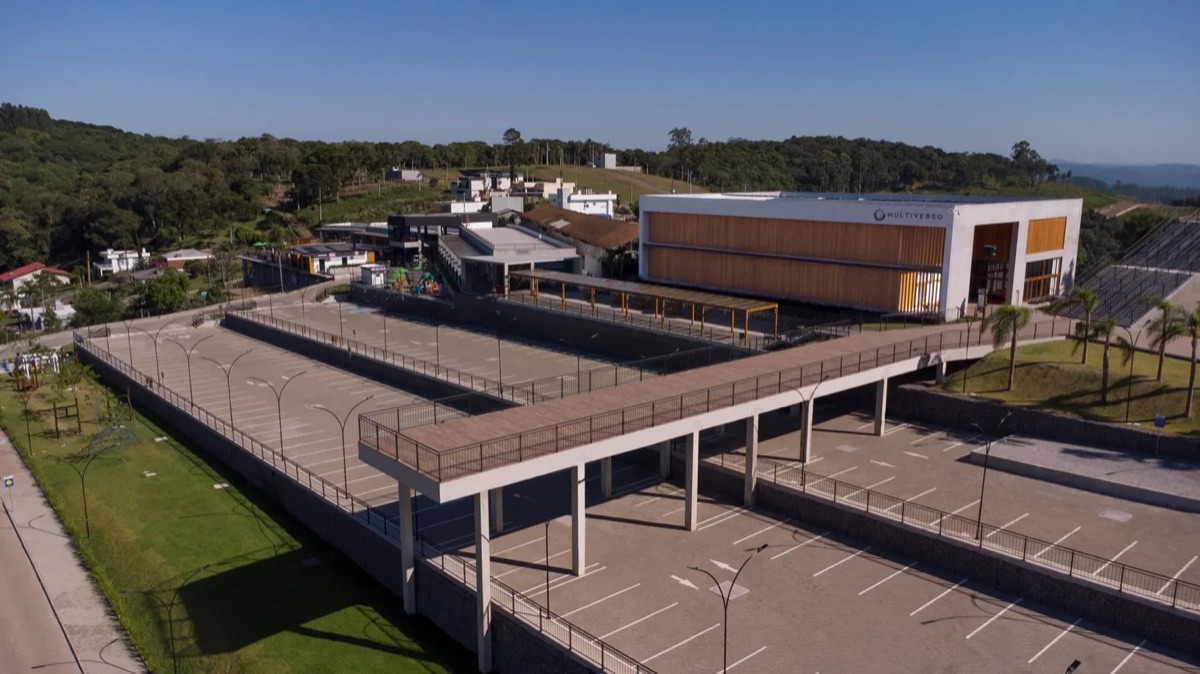 Prédio comercial pré-fabricado com fachada em concreto