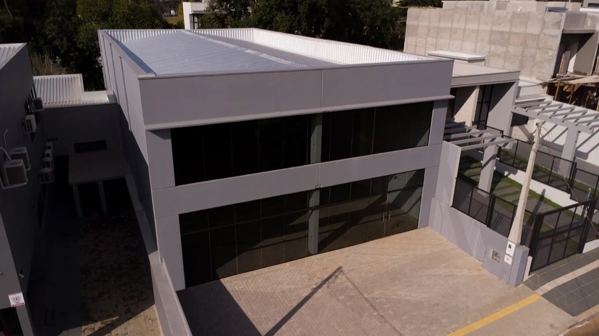 Pavilhão pré-fabricado com vão livre amplo, sem pilar central