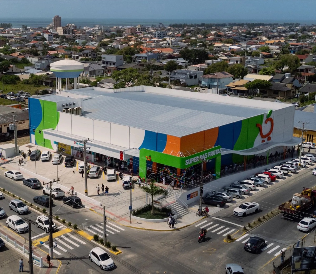 Loja de varejo com estrutura pré-fabricada e vão livre